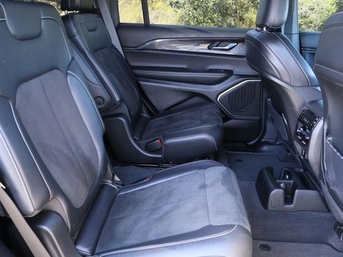 Used 2022 Jeep Grand Cherokee L Laredo image 28