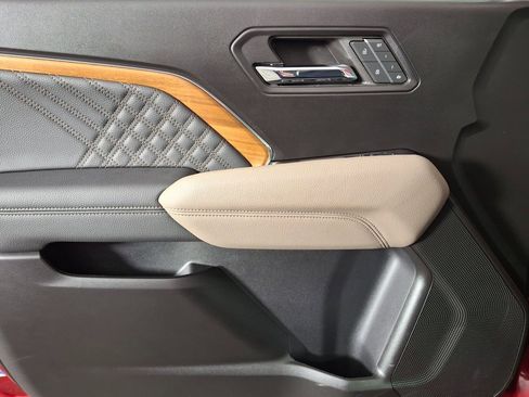 Used 2024 GMC Canyon Denali image 25