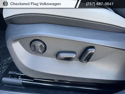 New 2025 Volkswagen Taos SE image 31