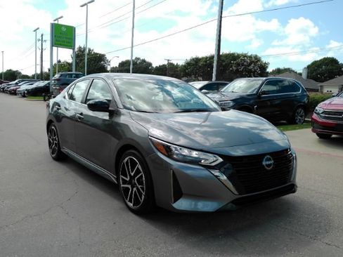 Used 2025 Nissan Sentra SR w/ SR Premium Package FWD image 4