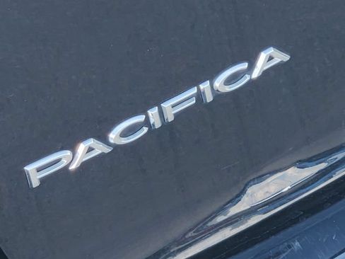 Used 2024 Chrysler Pacifica Touring-L FWD image 11