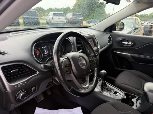 Used 2020 Jeep Cherokee Latitude w/ Cold Weather Group AWD/4WD image 12