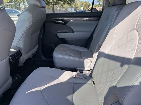 Used 2023 Toyota Highlander Platinum image 18