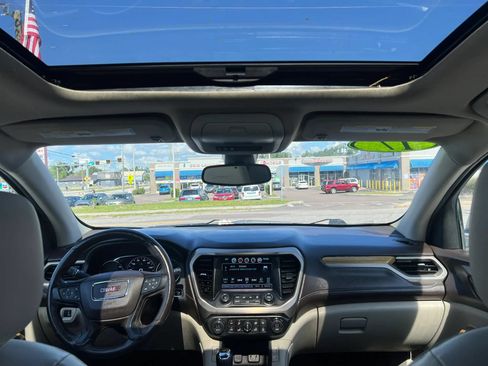 Used 2017 GMC Acadia Denali w/ Technology Package FWD image 11