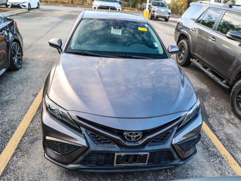 Used 2021 Toyota Camry SE image 5