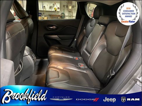 Used 2019 Jeep Cherokee Latitude Plus w/ Cold Weather Group AWD/4WD image 18