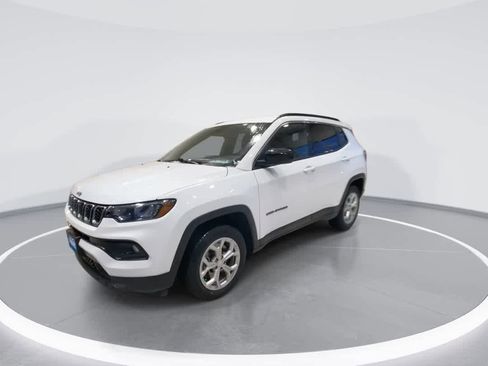 Used 2024 Jeep Compass Latitude image 4