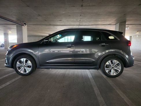 Used 2022 Kia Niro EX image 2