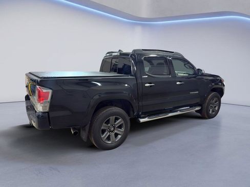Used 2016 Toyota Tacoma Limited w/ Towing Package image 7