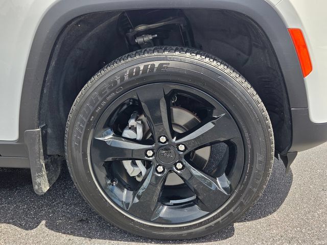 Used 2025 Jeep Grand Cherokee Altitude AWD/4WD image 9
