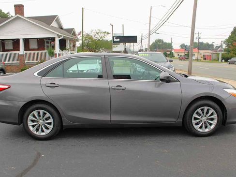 Used 2017 Toyota Camry LE FWD image 5