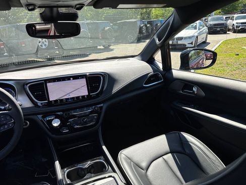 Used 2023 Chrysler Pacifica Limited w/ S Appearance Package FWD image 31