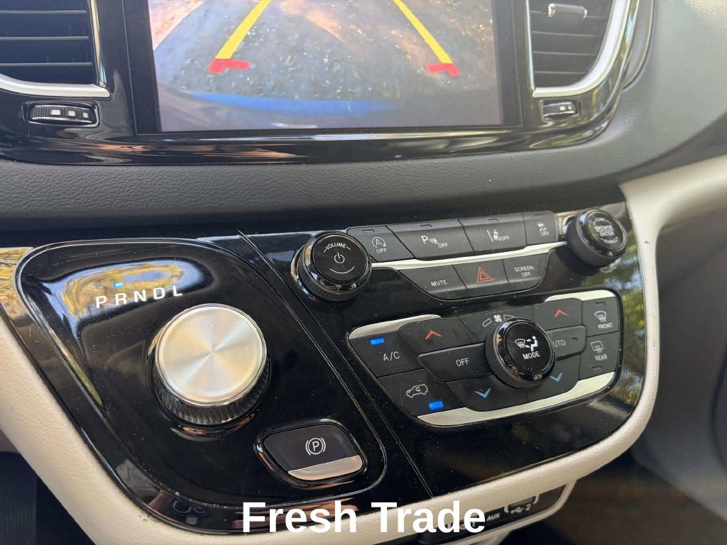 Used 2023 Chrysler Pacifica Touring-L FWD image 16