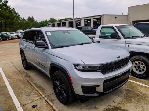 Used 2024 Jeep Grand Cherokee L Altitude AWD/4WD image 1