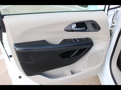 Used 2022 Chrysler Pacifica Touring-L FWD image 21