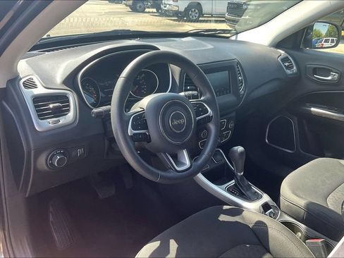 Used 2018 Jeep Compass Sport w/ Tech Group FWD image 9