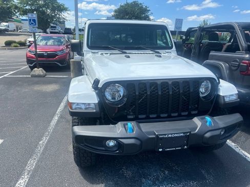 Used 2022 Jeep Gladiator Sport AWD/4WD image 9