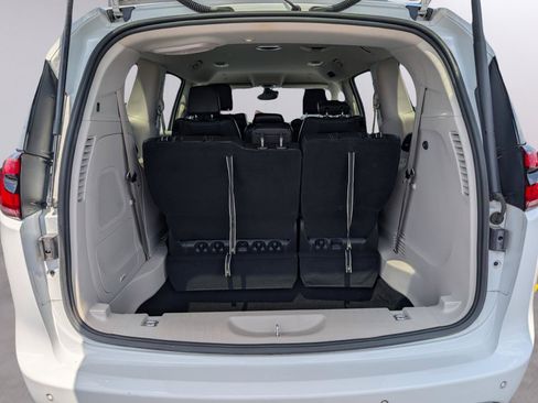 Used 2023 Chrysler Pacifica Touring-L w/ Uconnect Theater Family Group FWD image 34
