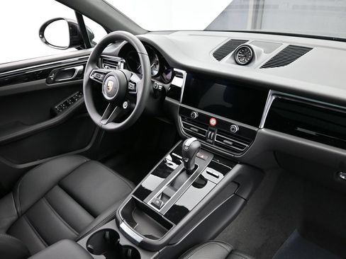 Certified 2026 Porsche Macan AWD/4WD image 21
