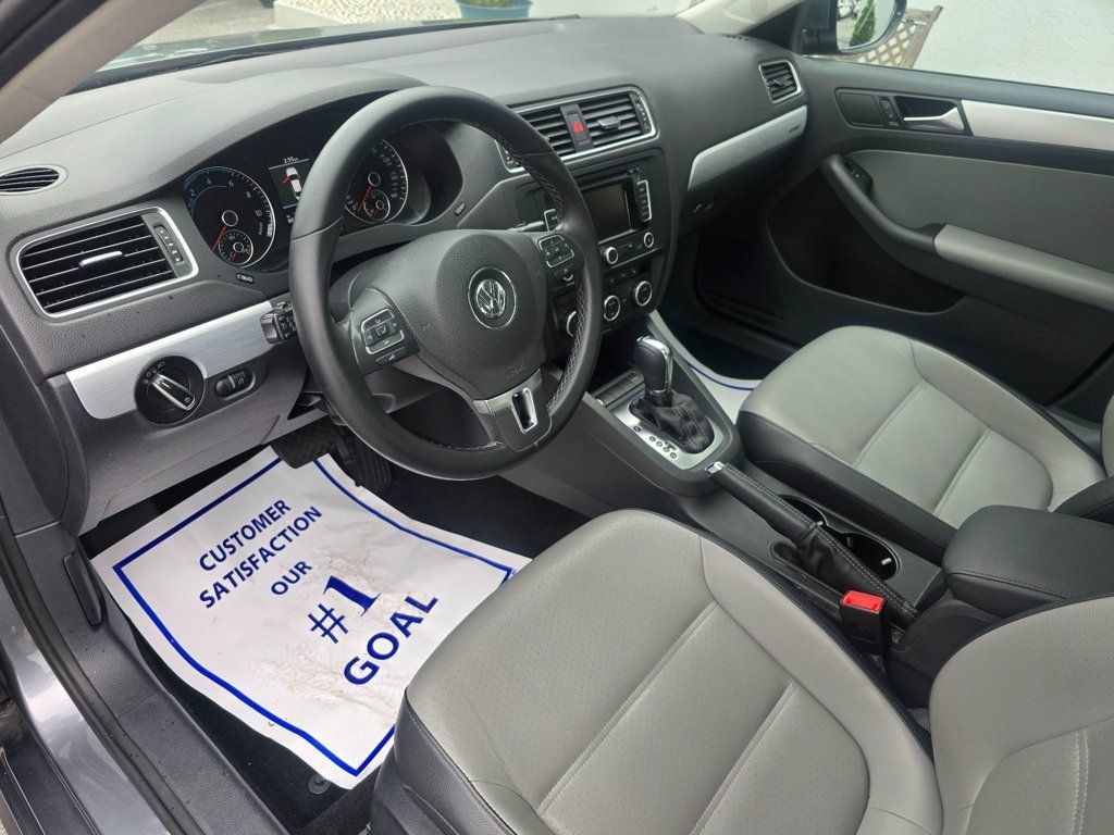 Used 2014 Volkswagen Jetta Hybrid Sedan FWD image 9