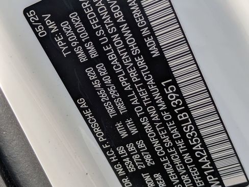 Certified 2025 Porsche Macan image 30