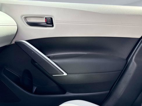 Used 2025 Toyota Corolla Cross LE image 20