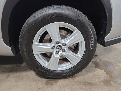 Used 2021 Toyota Highlander L image 33