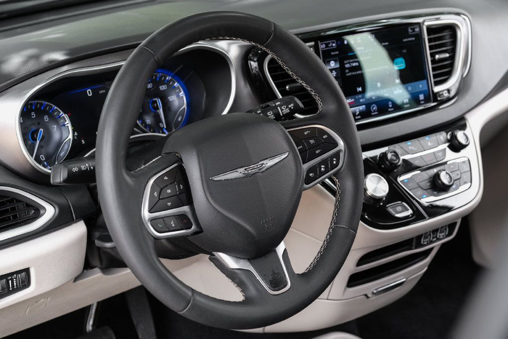 Used 2024 Chrysler Pacifica Touring-L FWD image 4