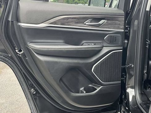 Used 2023 Jeep Grand Cherokee Limited AWD/4WD image 17