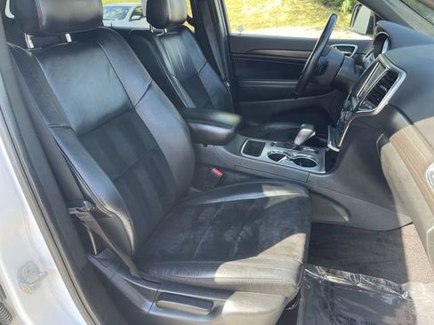 Used 2018 Jeep Grand Cherokee Altitude AWD/4WD image 17