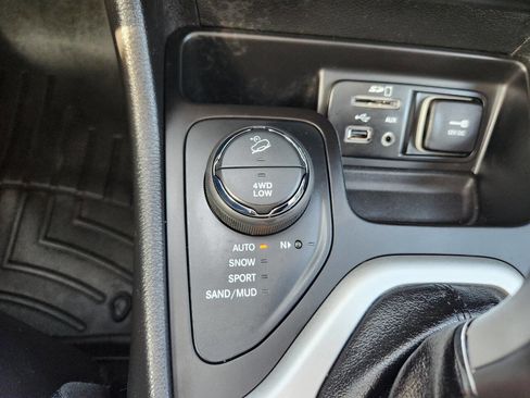 Used 2017 Jeep Cherokee Overland w/ Technology Group image 27