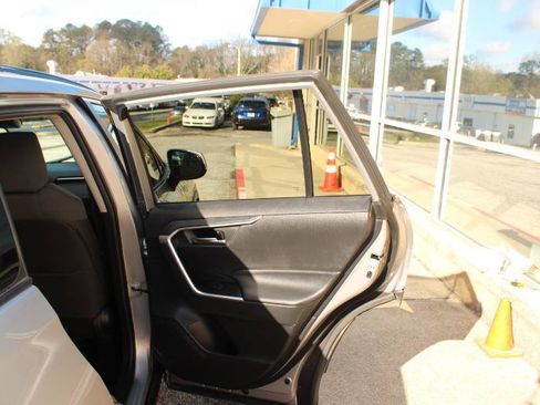 Used 2020 Toyota RAV4 XLE FWD image 17