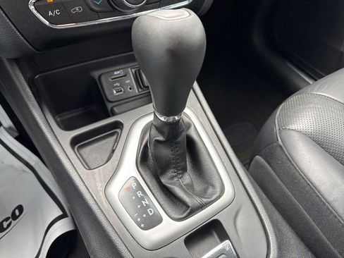 Used 2017 Jeep Cherokee Overland w/ Technology Group FWD image 15