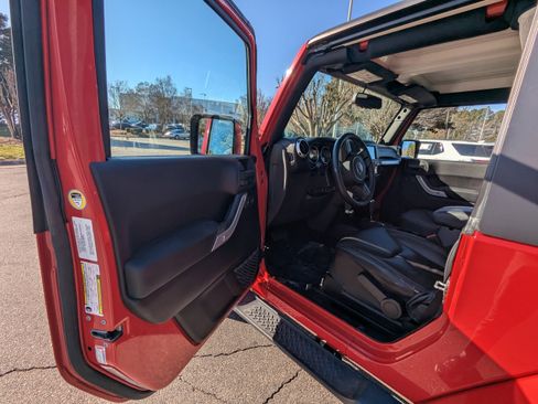 Used 2014 Jeep Wrangler Sahara w/ Connectivity Group image 8