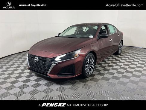 Used 2024 Nissan Altima 2.5 SV image 1