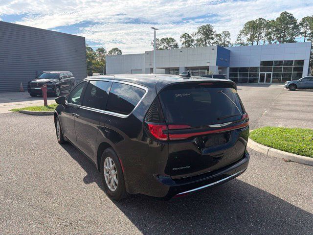 Used 2024 Chrysler Pacifica Touring-L FWD image 9