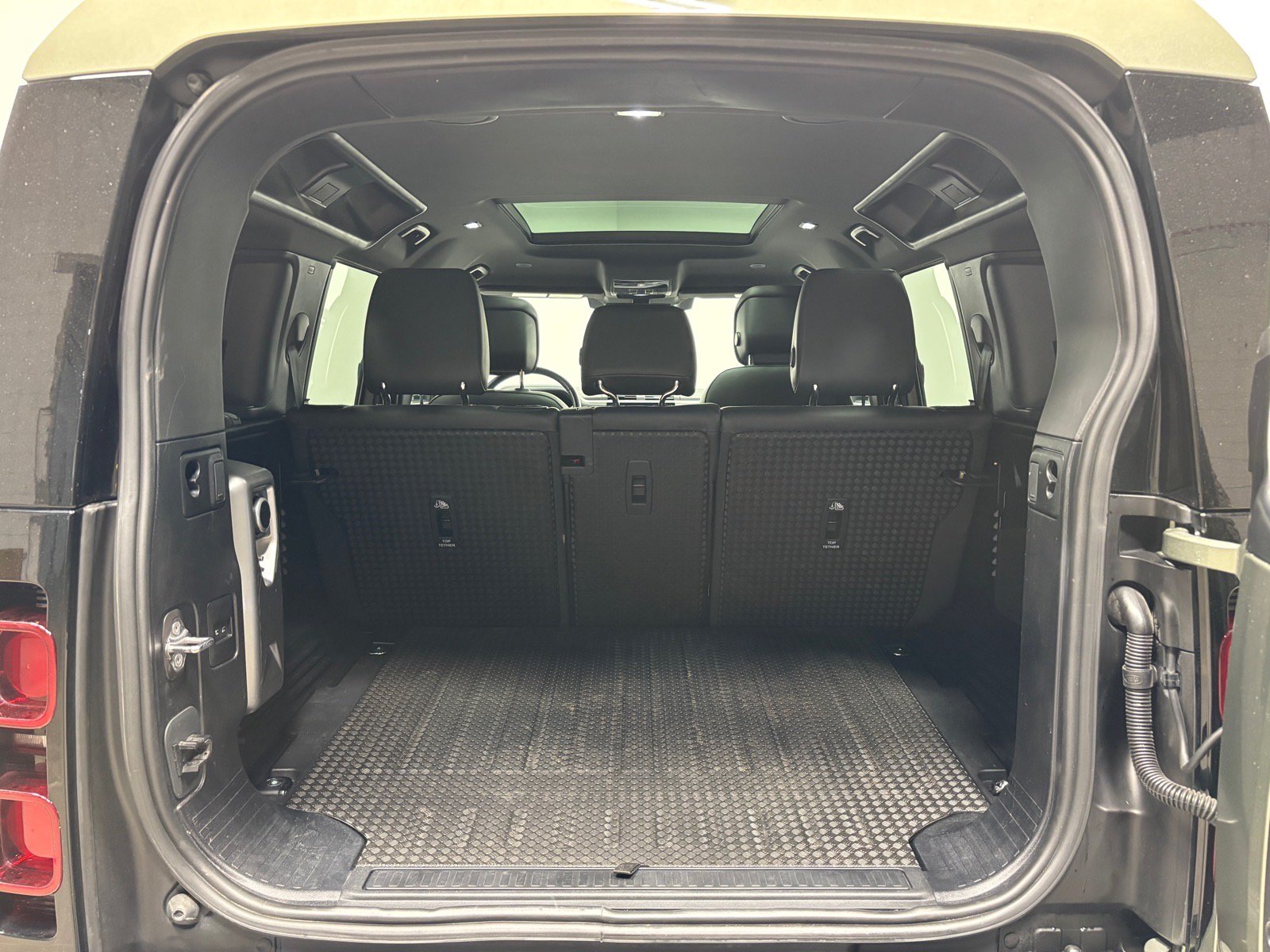 New 2025 Land Rover Defender 110 X-Dynamic SE AWD/4WD image 41
