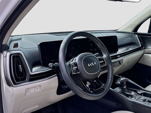 Used 2025 Kia Sorento S FWD image 9
