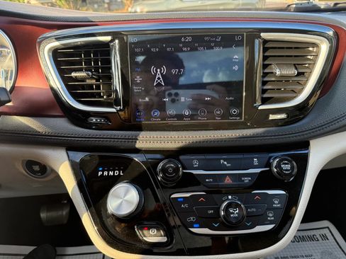 Used 2020 Chrysler Pacifica Limited FWD image 17