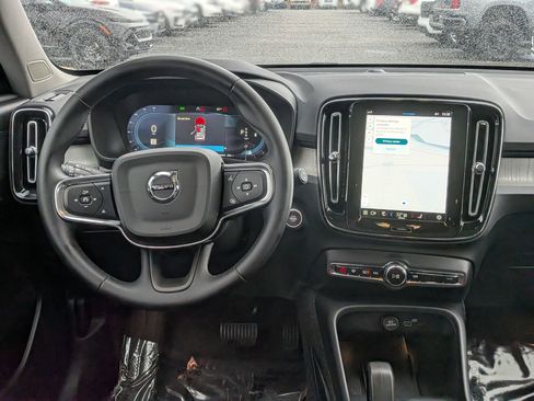 Used 2025 Volvo XC40 B5 Core image 18