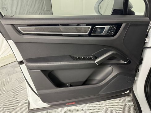 Certified 2023 Porsche Cayenne Platinum Edition image 28