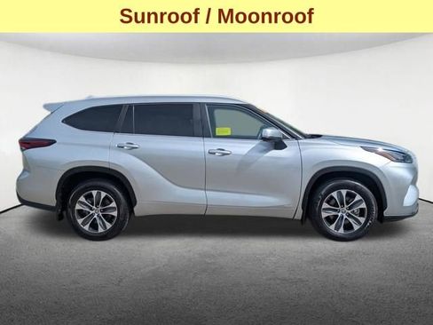 Used 2024 Toyota Highlander XLE AWD/4WD image 4