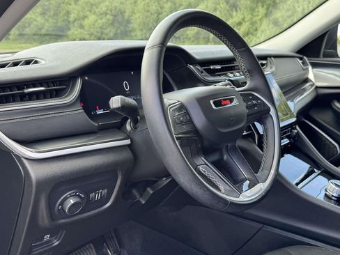 Used 2021 Jeep Grand Cherokee L Laredo w/ Luxury Tech Group I AWD/4WD image 2