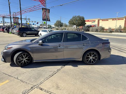 Used 2022 Toyota Camry SE image 9