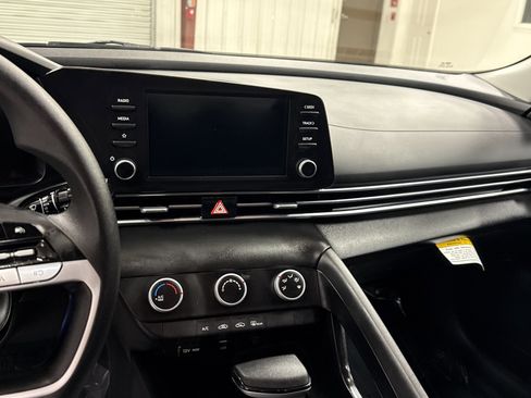 Used 2025 Hyundai Elantra SE image 8
