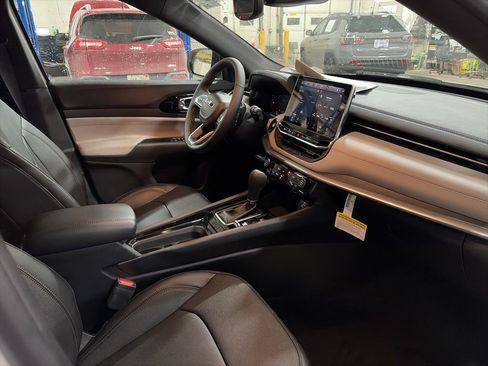 Used 2024 Jeep Compass Limited w/ Elite Group image 10