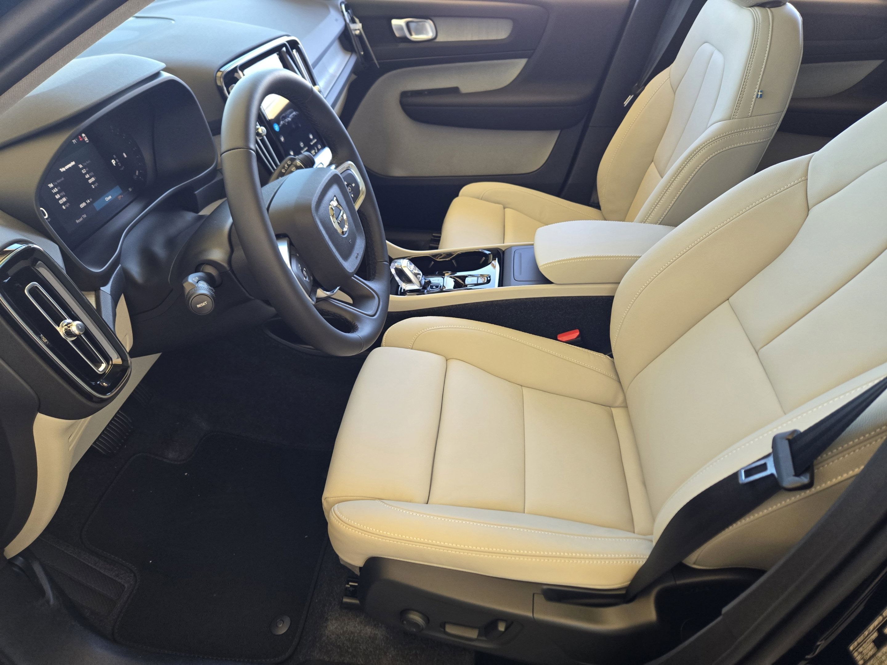 Used 2026 Volvo XC40 B5 Plus w/ Protection Package Premier AWD/4WD image 11