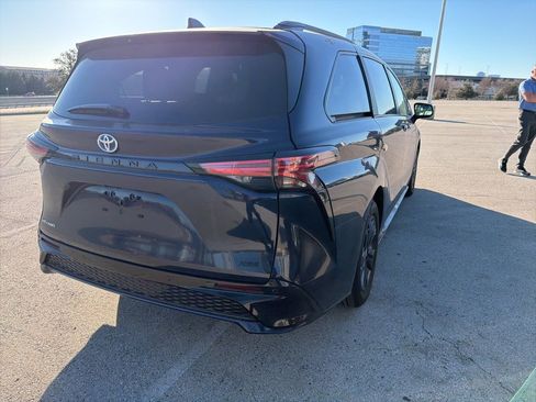 Used 2025 Toyota Sienna XSE image 16