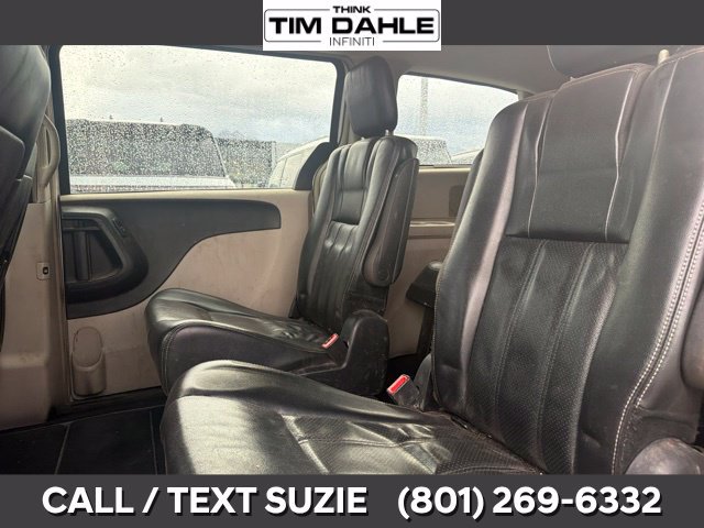 Used 2012 Chrysler Town & Country Touring w/ Entertainment Group #1 FWD image 12