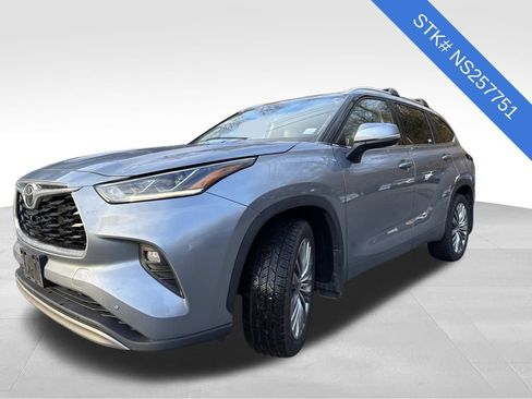 Used 2022 Toyota Highlander Platinum image 3